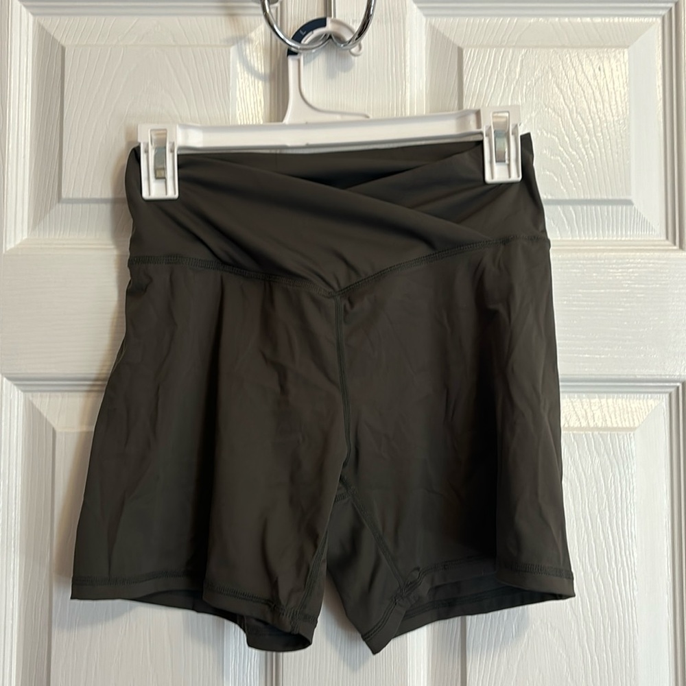 Biker shorts crisscross front seam high rise